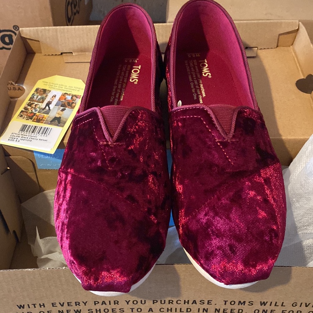 Classic Toms in beautiful Black Cherry Velvet size 8.5 NWT never worn.